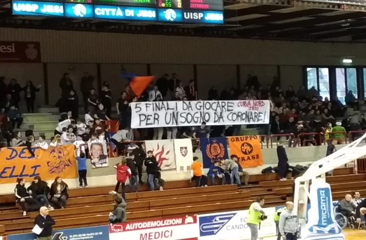 Una vecchia immagine del tifo organizzato dell'Aurora Basket al PalaTriccoli