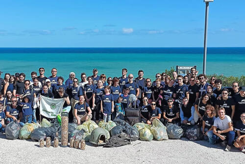 Ancona, migliaia di mozziconi raccolti al Passetto da Plastic Free