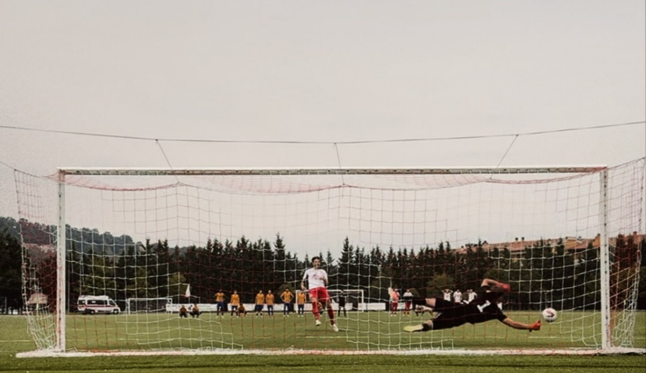 Uno dei rigori neutralizzati da Cingolani, portiere dell'Osimana