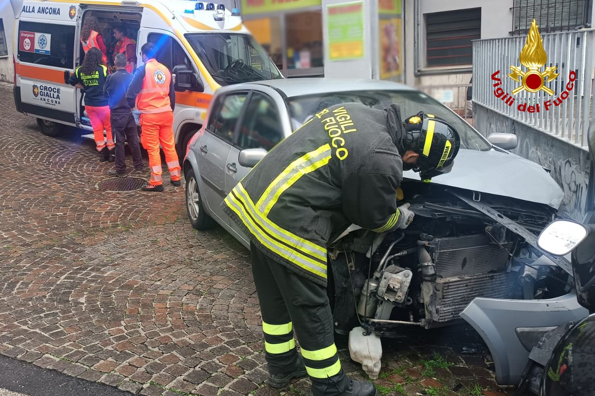 L'incidente stradale di via Lamaticci ad Ancona