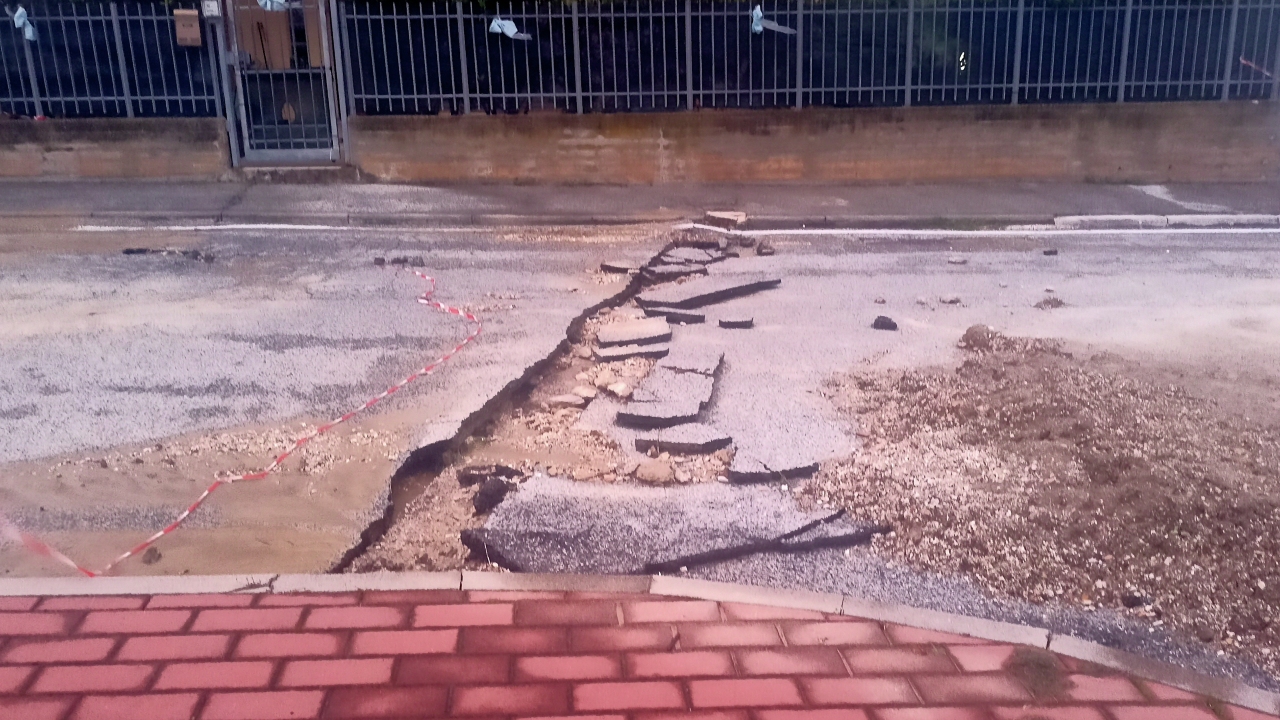 L'asfalto rovinato in via Perugino a Senigallia per il maltempo