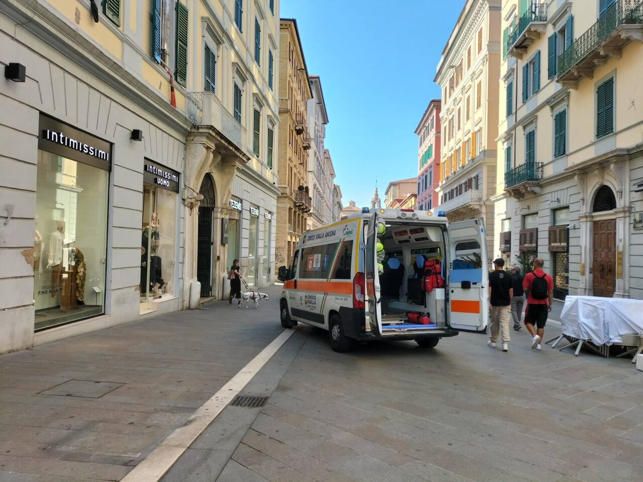 L'intervento della Croce Gialla di Ancona oggi (27 ottobre), in centro