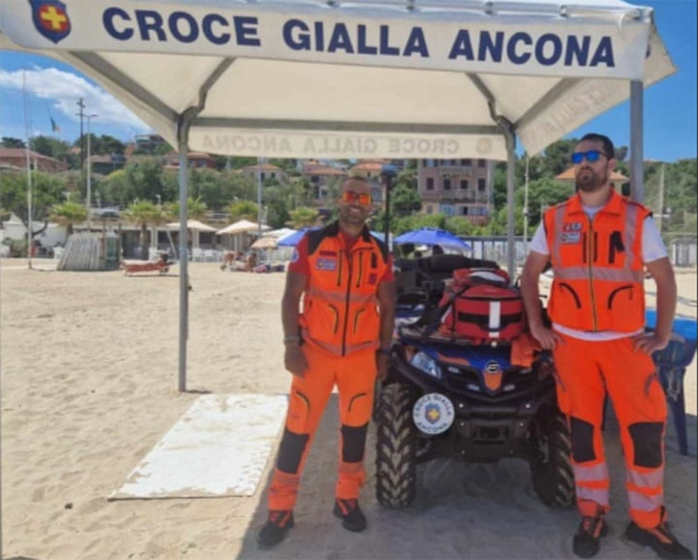 Croce gialla di Ancona in spiaggia