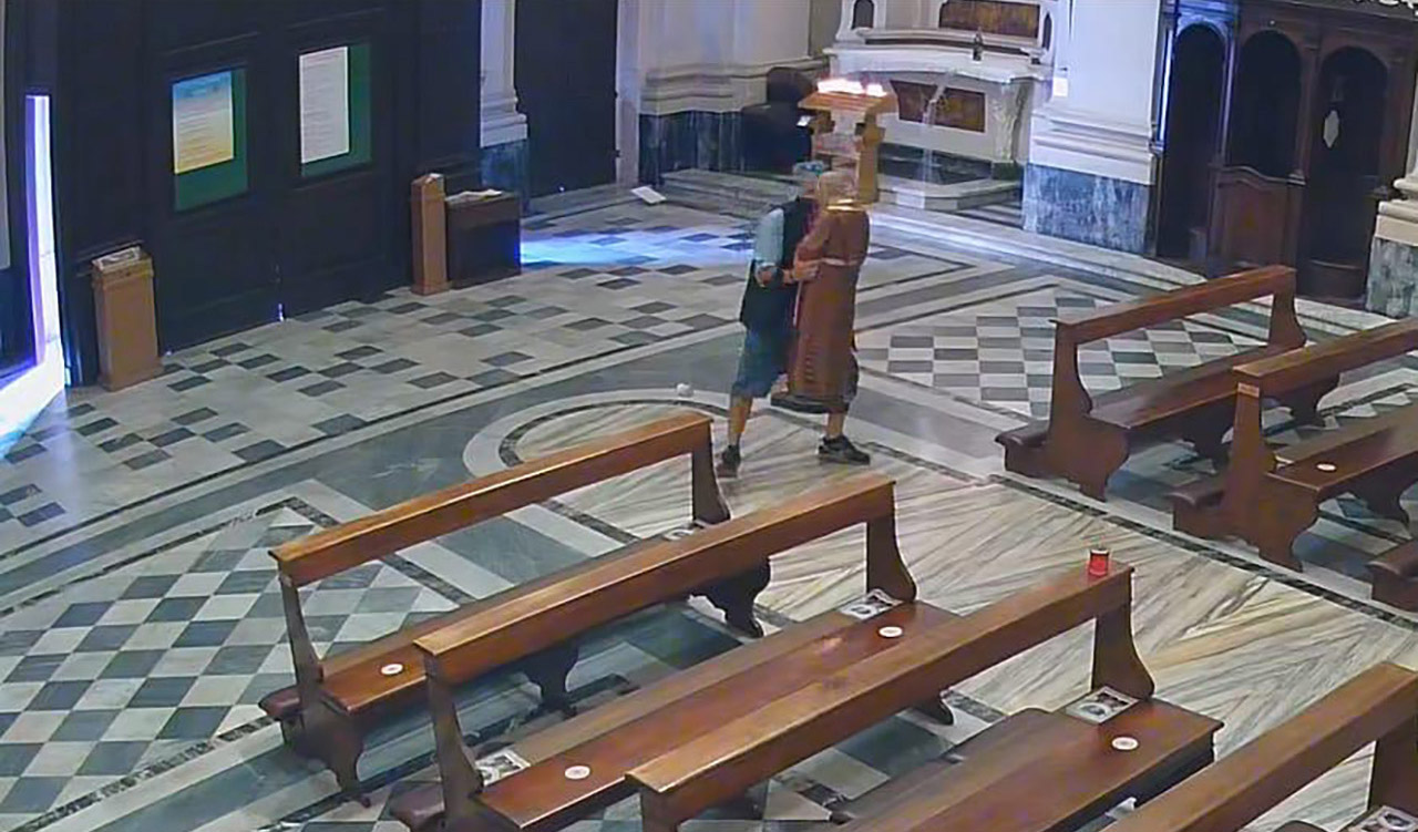 Il vandalo nella chiesa delle Grazie a Jesi (Foto: carabinieri)