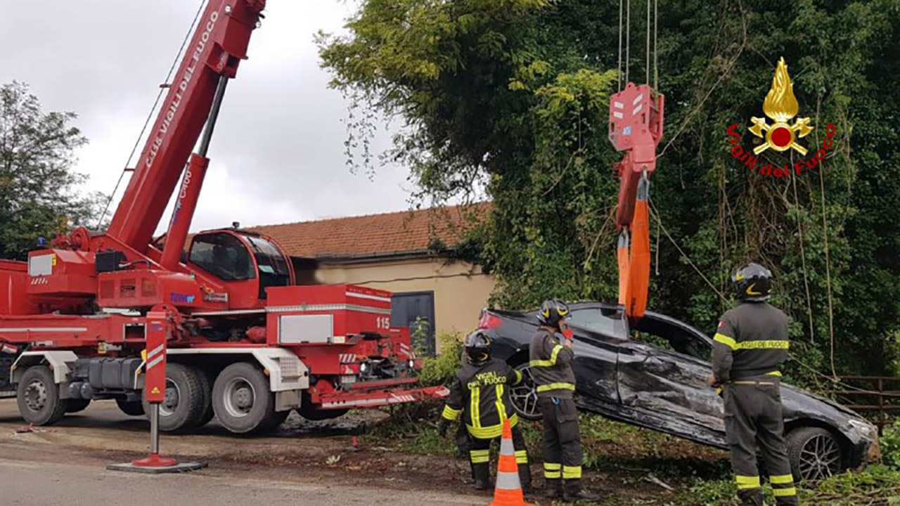 Il recupero della vettura scivolata in un fosso a Castel di Lama