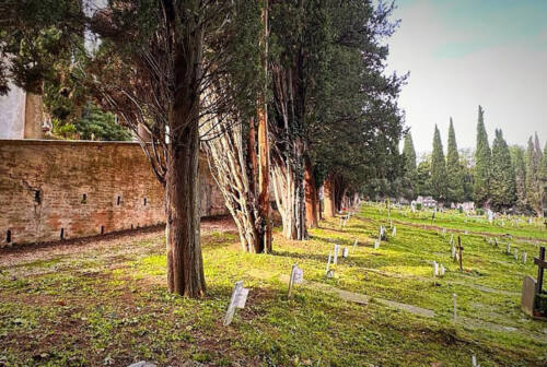 Jesi, lavori straordinari ai cimiteri per la commemorazione dei defunti. Recuperata un’antica barella funebre