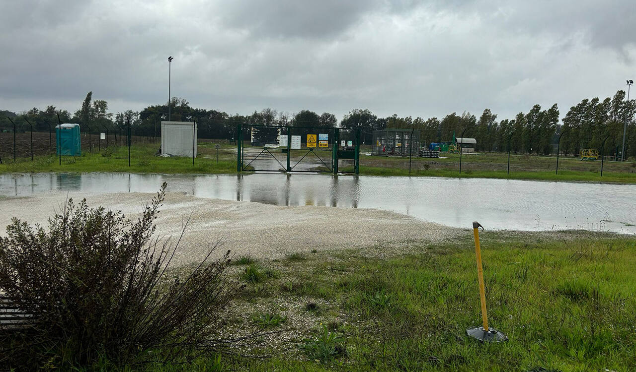 Nell'immagine il campo adiacente l'area individuata per il Cpr, fotografato in occasione delle forti piogge del 19 ottobre (Comune di Falconara)