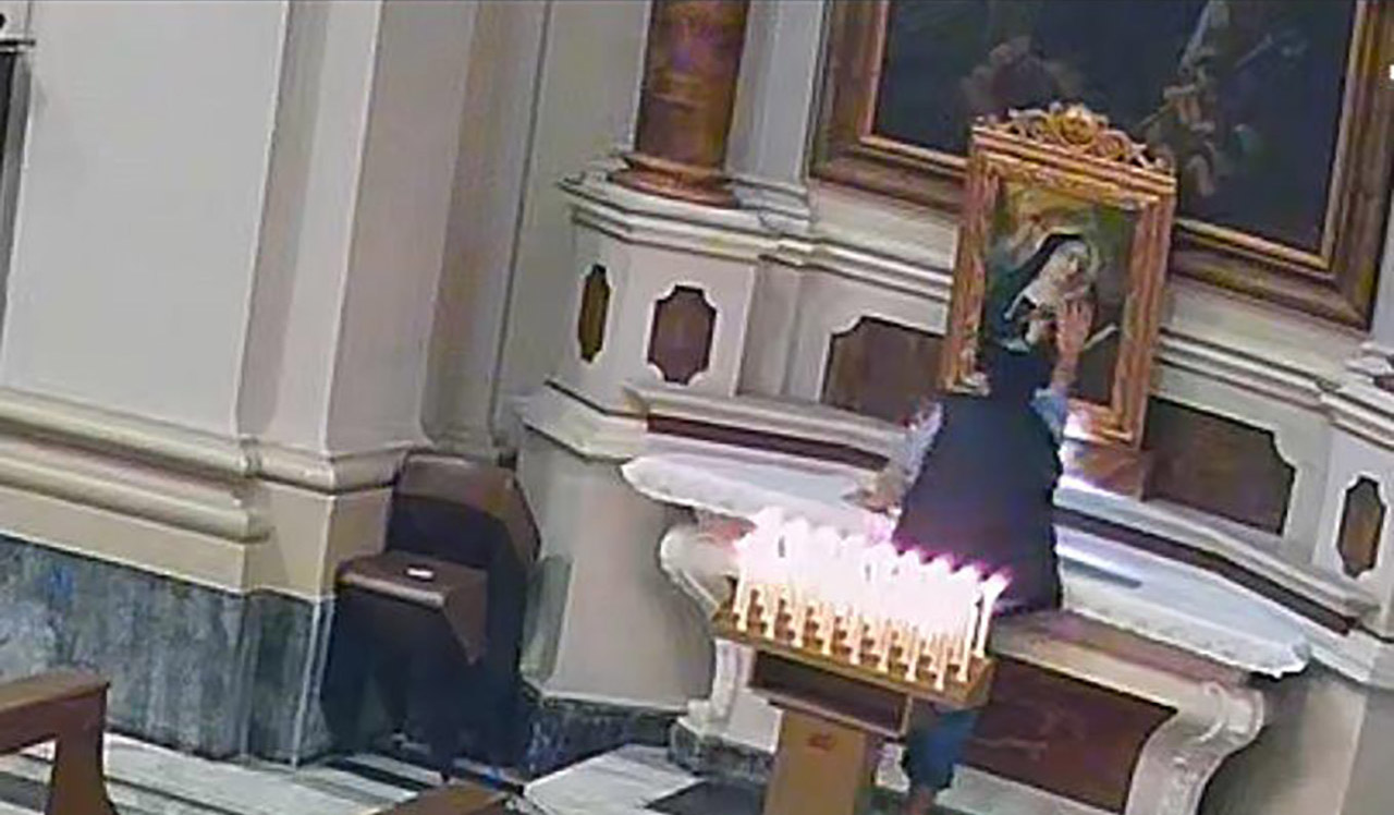 Il vandalo nella chiesa delle Grazie a Jesi (Foto: carabinieri)