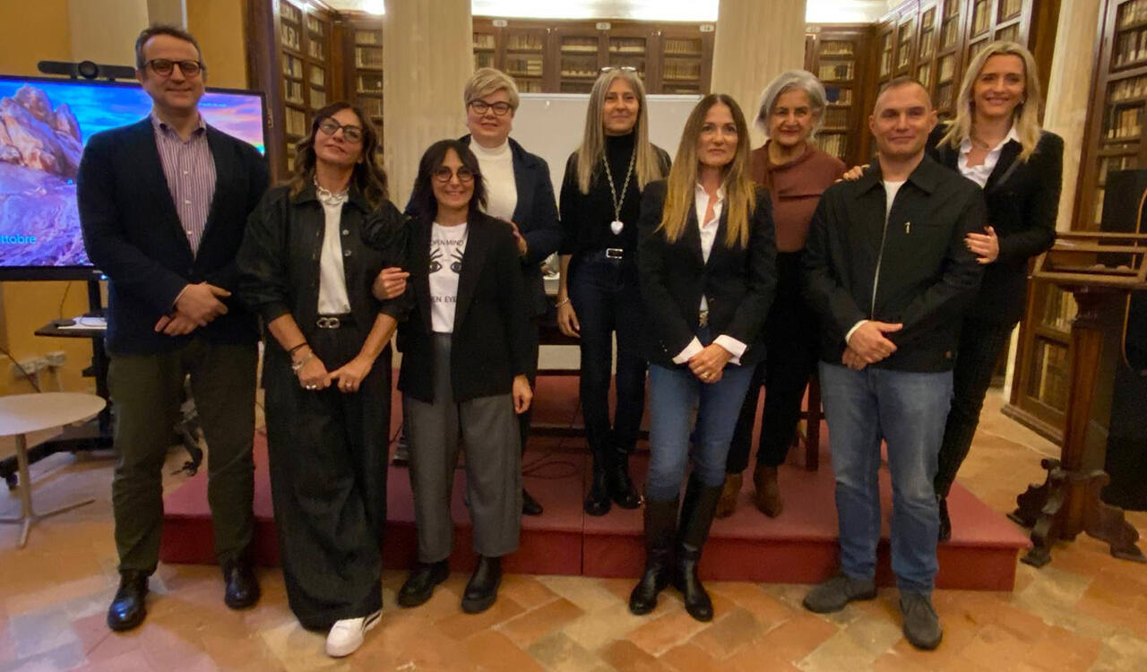 Autodifesa, prevenzione dei conflitti e gestione delle situazioni critiche: al via il corso voluto dal Consiglio delle donne di Macerata. I protagonisti dell'iniziativa (Foto: Comune di Macerata)