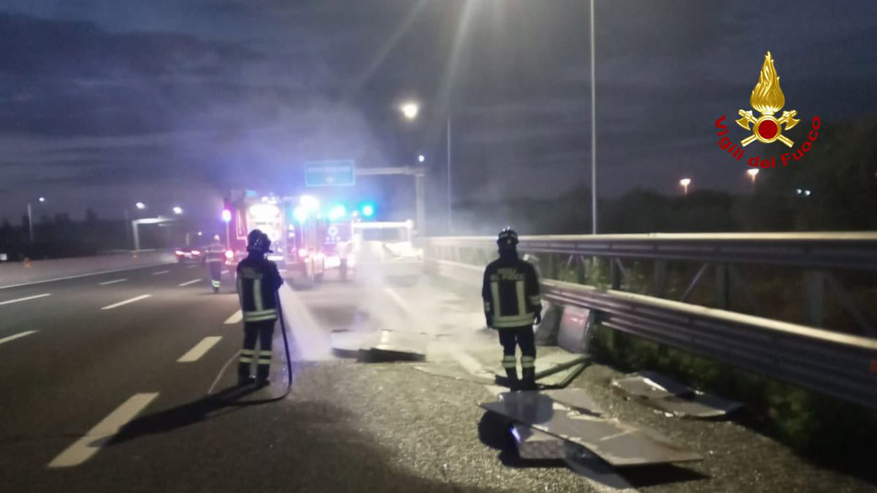 I vigili del fuoco in A14 a Montemarciano spengono l'incendio