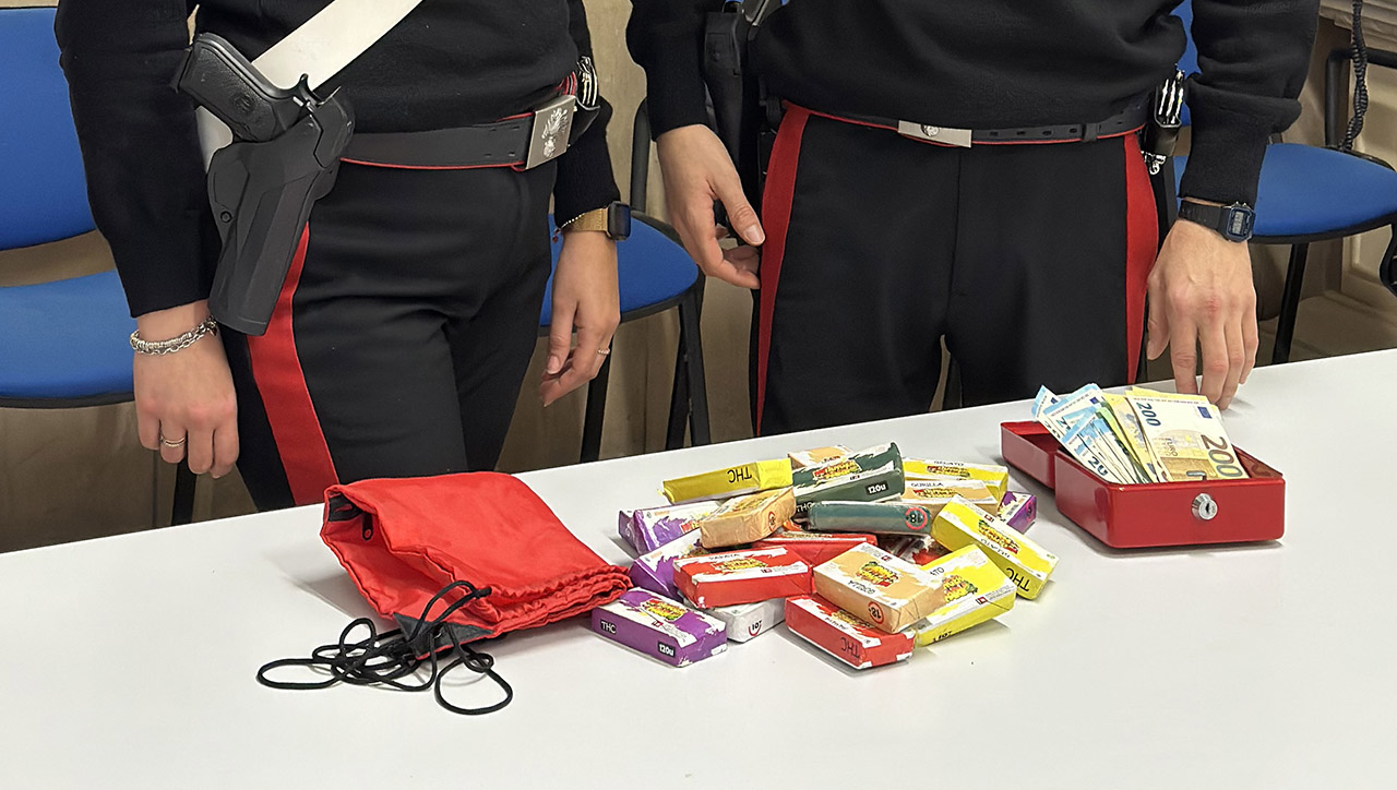 I soldi e i pacchetti di hashish sequestrati dai carabinieri di Monte San Giusto (Foto: Carabinieri Macerata)