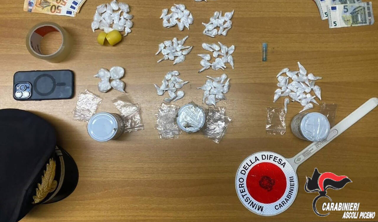 La cocaina sequestrata dai carabinieri ad un 22enne a Porto d'Ascoli