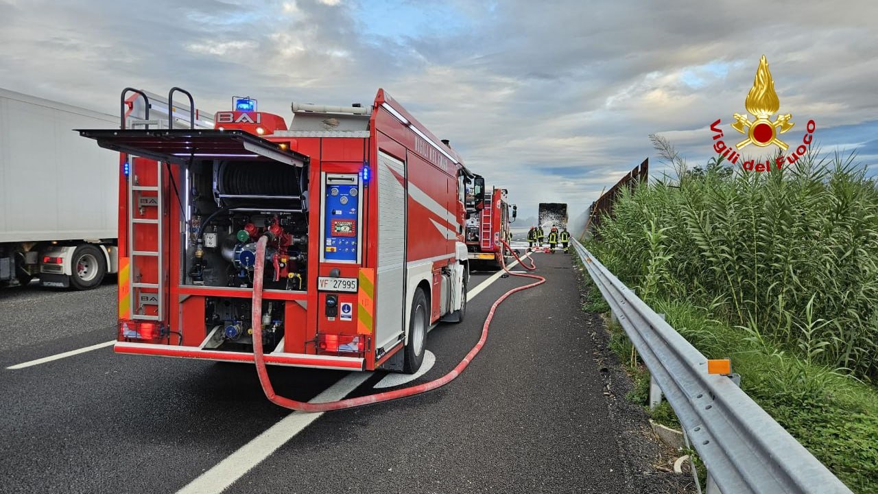 I vigili del fuoco in A14, zona Fano, per l'incendio di un rimorchio