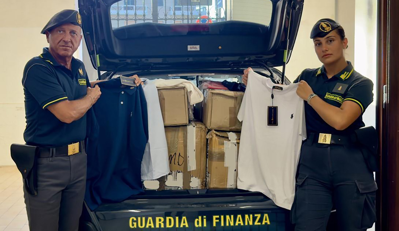 Senigallia, il falso arrivava da Francia e Romania: sequestrati oltre mille capi d'abbigliamento contraffatti