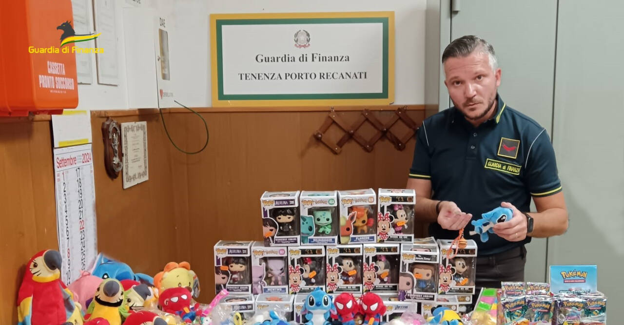 Giochi e peluches sequestrati dalla guardia di finanza di Porto Recanati