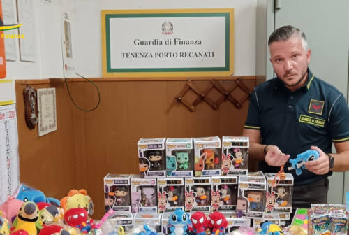 Giochi, peluches e carte da collezione: sequestrati oltre 2400 articoli a Porto Recanati