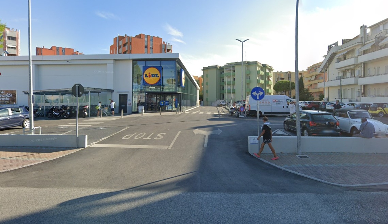 Il supermercato Lidl a Senigallia e, in secondo piano, il condominio al centro delle problematiche