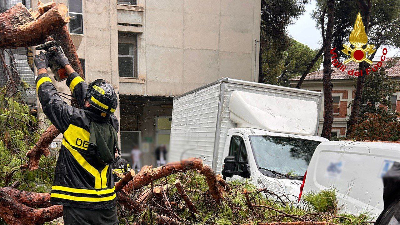 I vigili del fuoco rimuovono rami caduti all'interno dell'ospedale di Senigallia