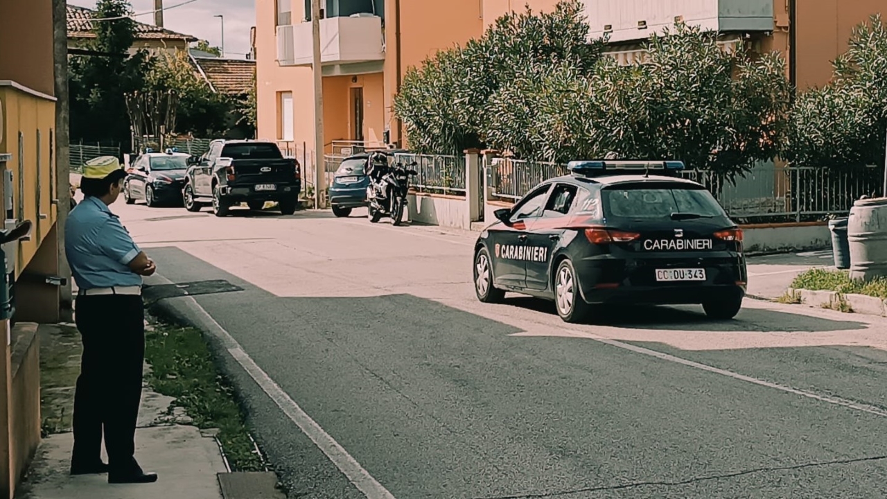 Le forze dell'ordine sul luogo, a Senigallia, da cui si è allontanato il minorenne poi deceduto