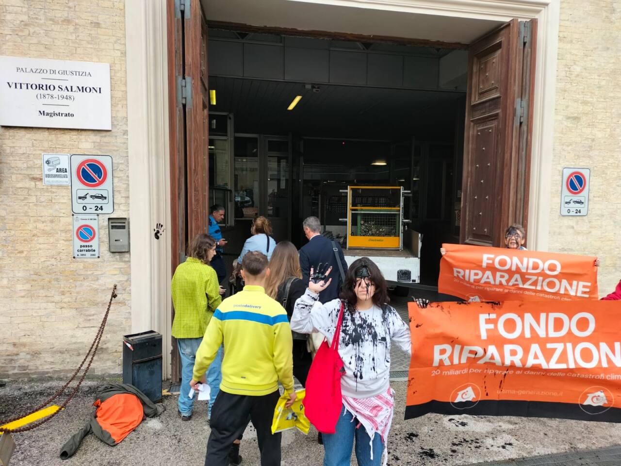 Le immagini del blitz ambientalista in tribunale ad Ancona