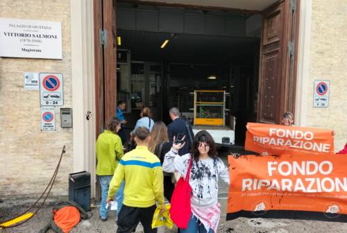 Ancona, blitz di «Ultima generazione» davanti al Tribunale. Imbrattato il portone