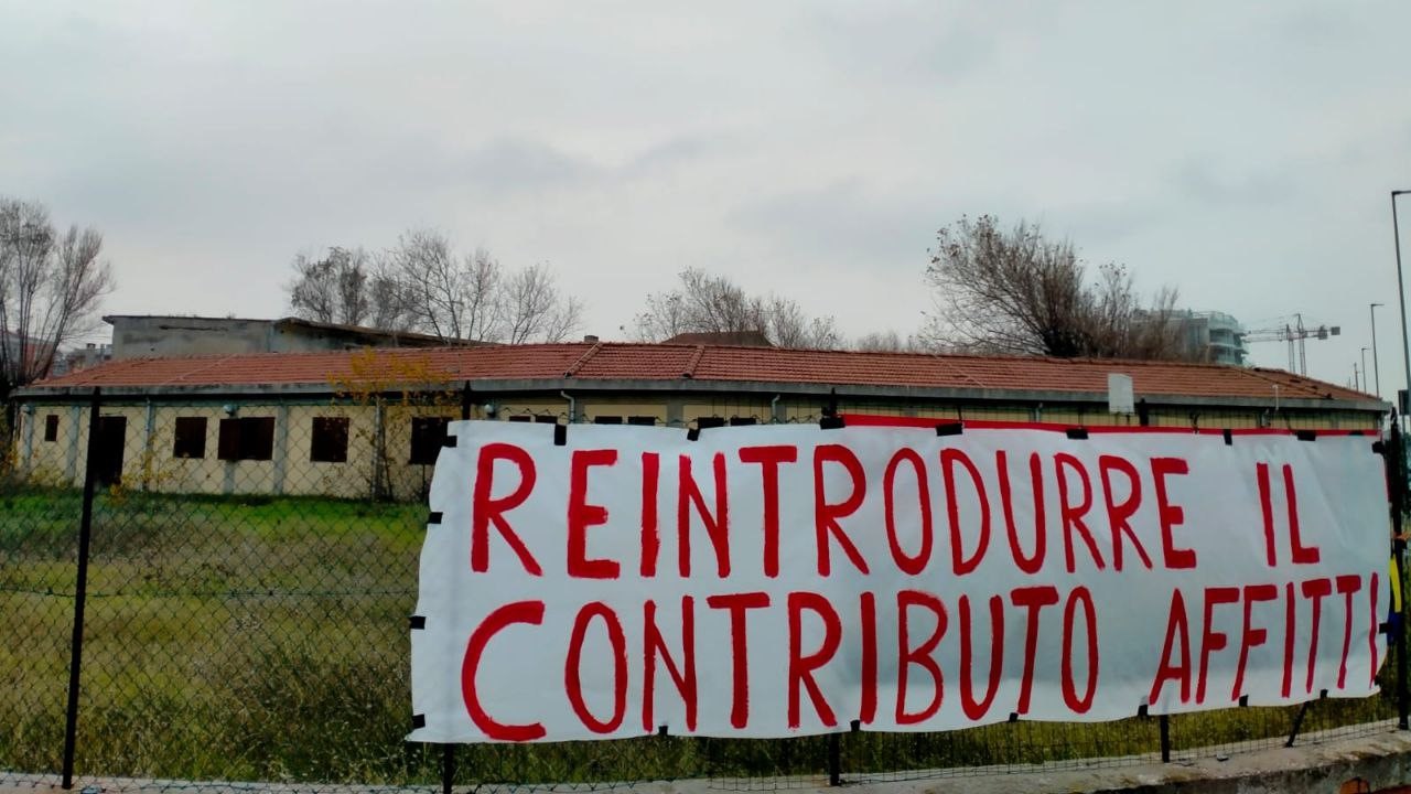 Striscioni e video di denuncia degli attivisti di Arvultùra per l'abbandono delle ex colonie marine sul lungomare di Senigallia