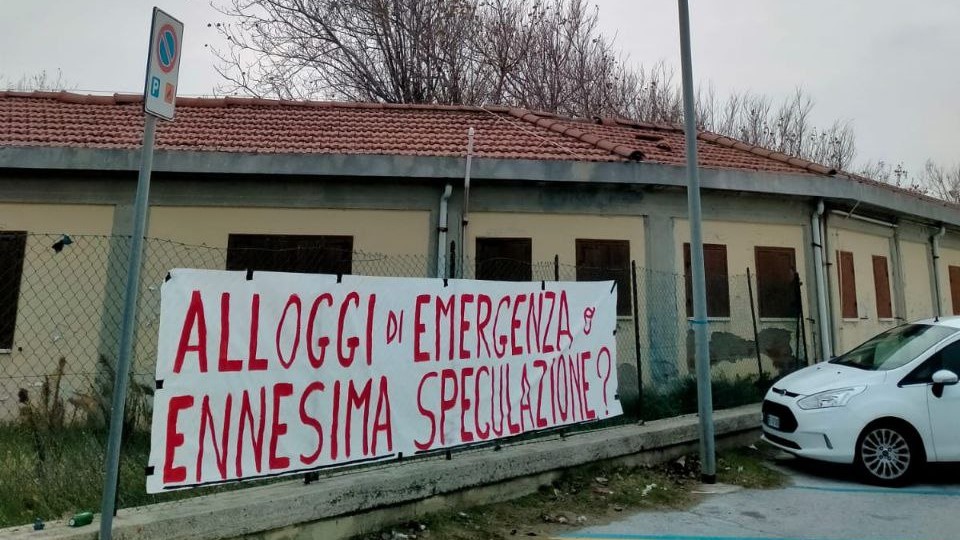 Striscioni e video di denuncia degli attivisti di Arvultùra per l'abbandono delle ex colonie marine sul lungomare di Senigallia