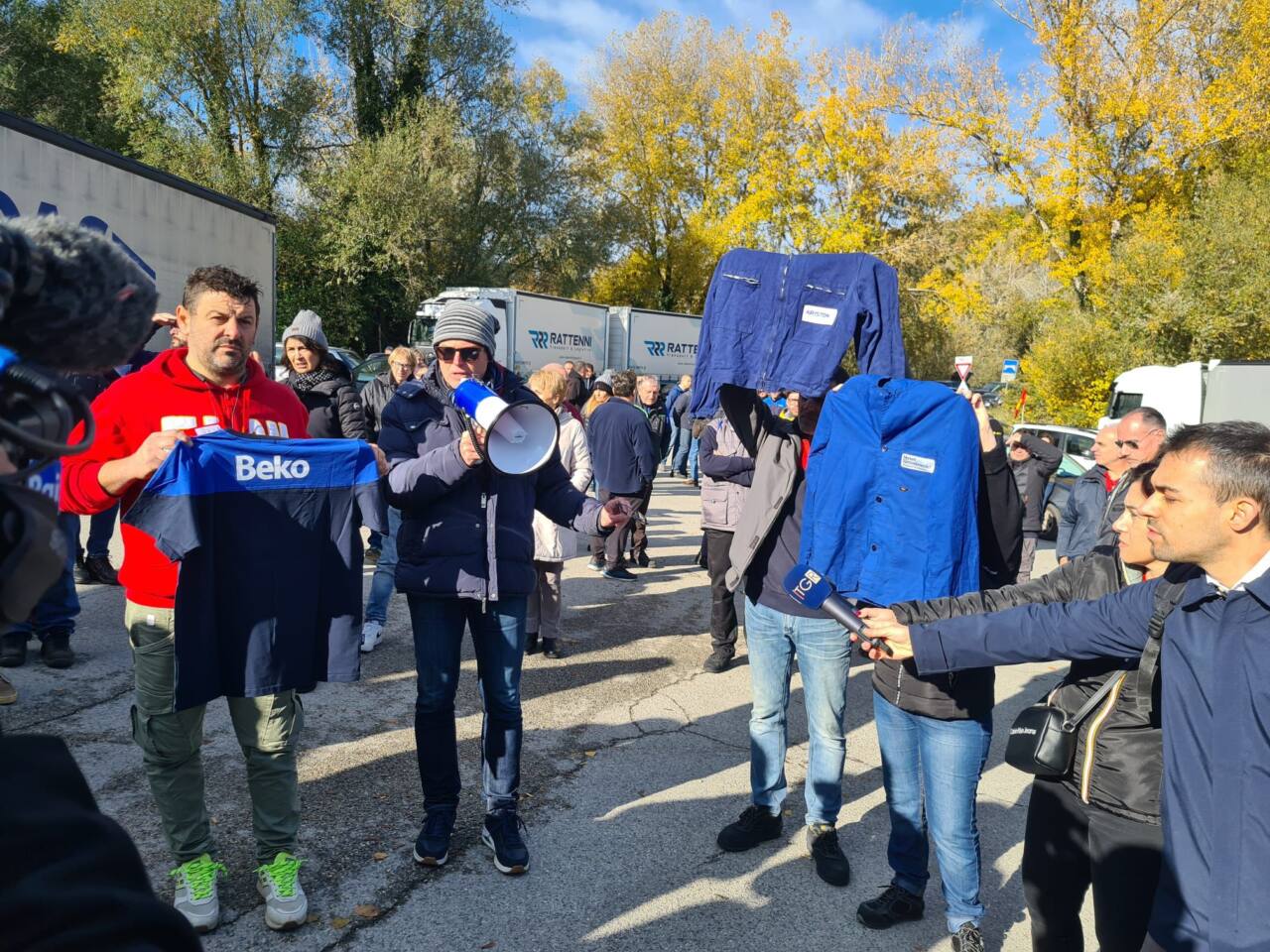 La protesta avvenuta davanti alla fabbrica Beko di Comunanza