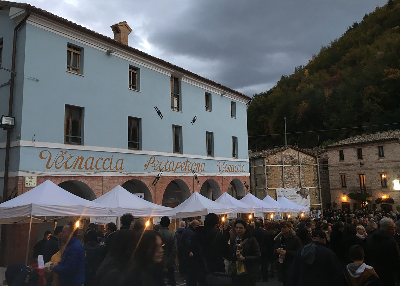 Appassimenti Aperti, la piazza di Serrapetrona