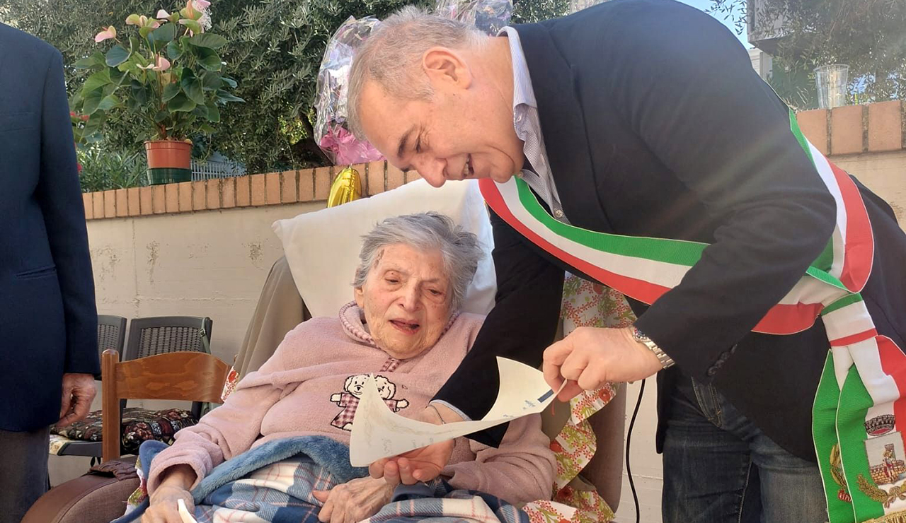 Antonietta Liberati compie 100 anni, qui col sindaco di San Benedetto del Tronto Antonio Spazzafumo