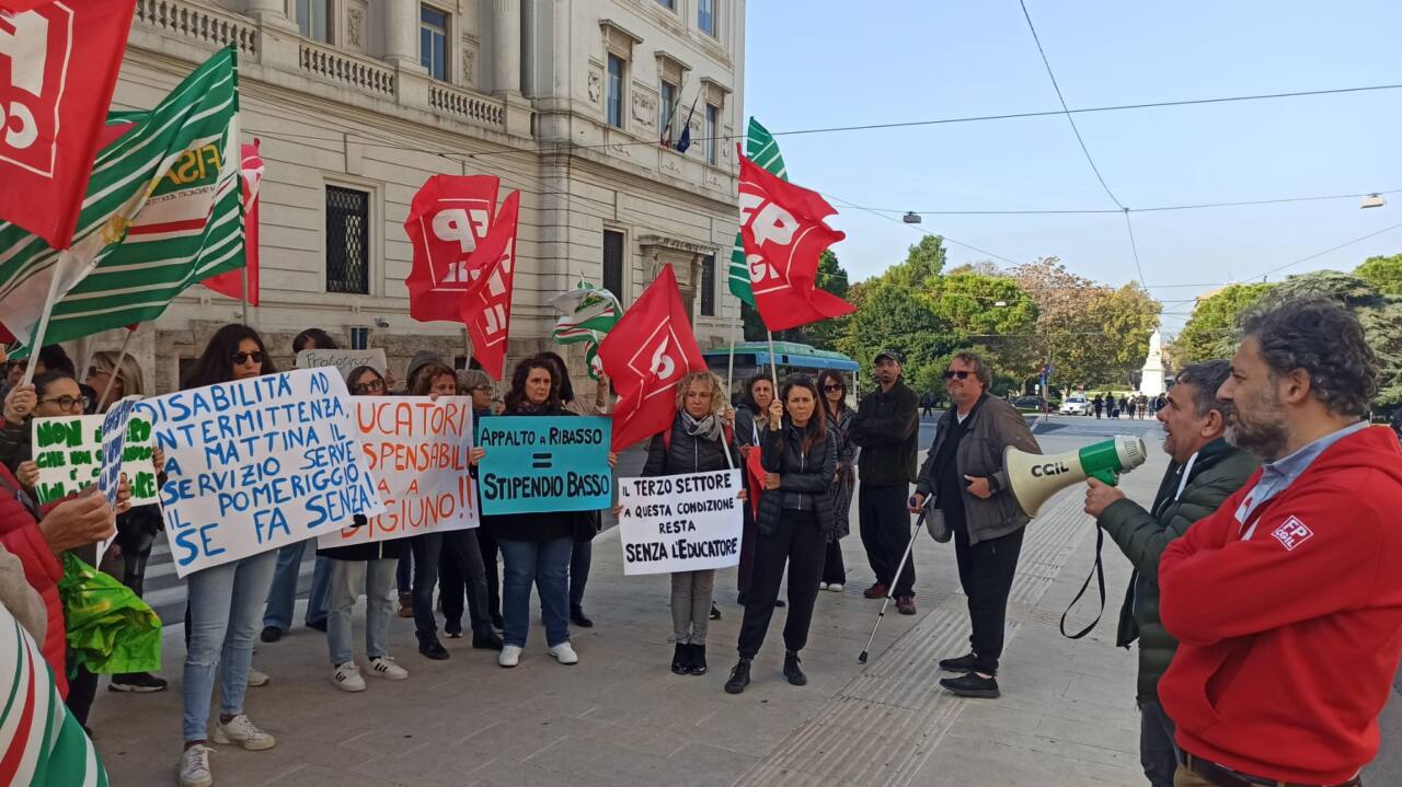 Cgil Fp e Cisl Fisascat stamattina davanti al Comune di Ancona