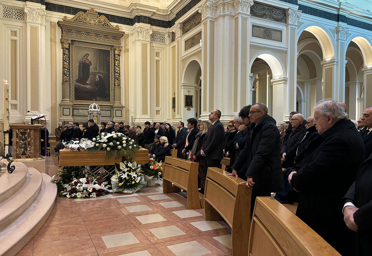 Pesaro, il funerale di Gianfranco Mariotti