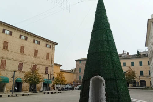 Natale a Jesi, tra l’albero delle polemiche e le canzoni di Rino Gaetano a San Silvestro