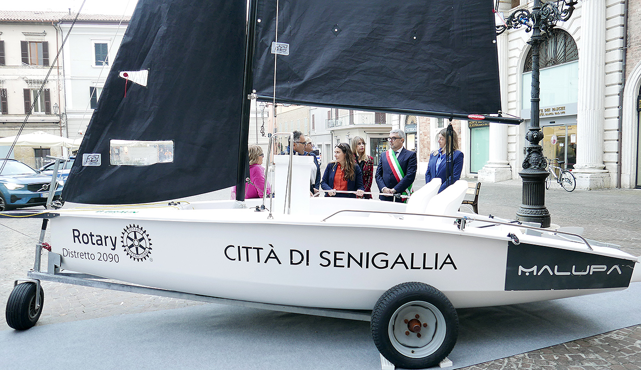 Incontro della ministra per le disabilità Alessandra Locatelli con la Fabbrica dei Sogni di Senigallia davanti l'imbarcazione Malupa