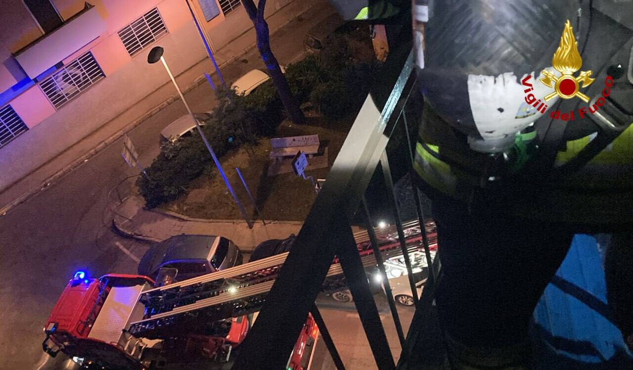 I vigili del fuoco sono intervenuti in via Sebenico ad Ancona per un incendio al terzo piano di un edificio