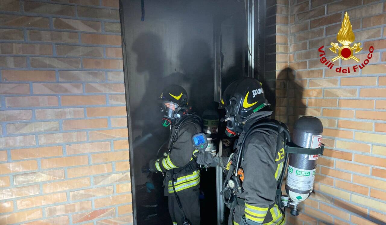 I vigili del fuoco sono intervenuti in via Sebenico ad Ancona per un incendio al terzo piano di un edificio