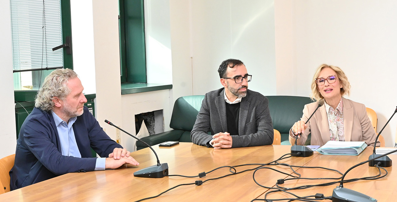 La presentazione del progetto Sorprendo con l'assessora all’Istruzione Chiara Biondi insieme a Vincenzo Bianculli e Maurizio Serafin, amministratore unico e socio fondatore di Pluriversum (Foto: Regione Marche)