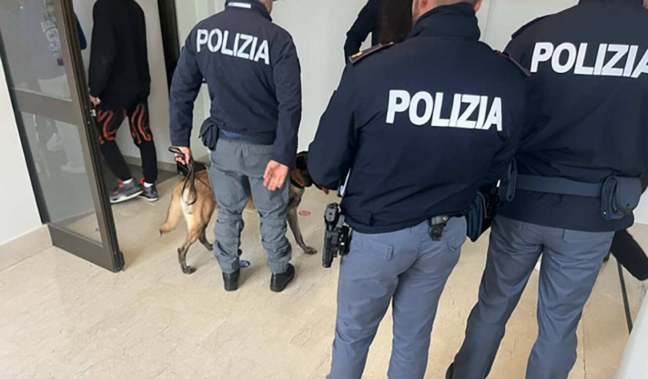 La Polizia nelle scuole jesine per controlli antidroga (Foto: Polizia Jesi)