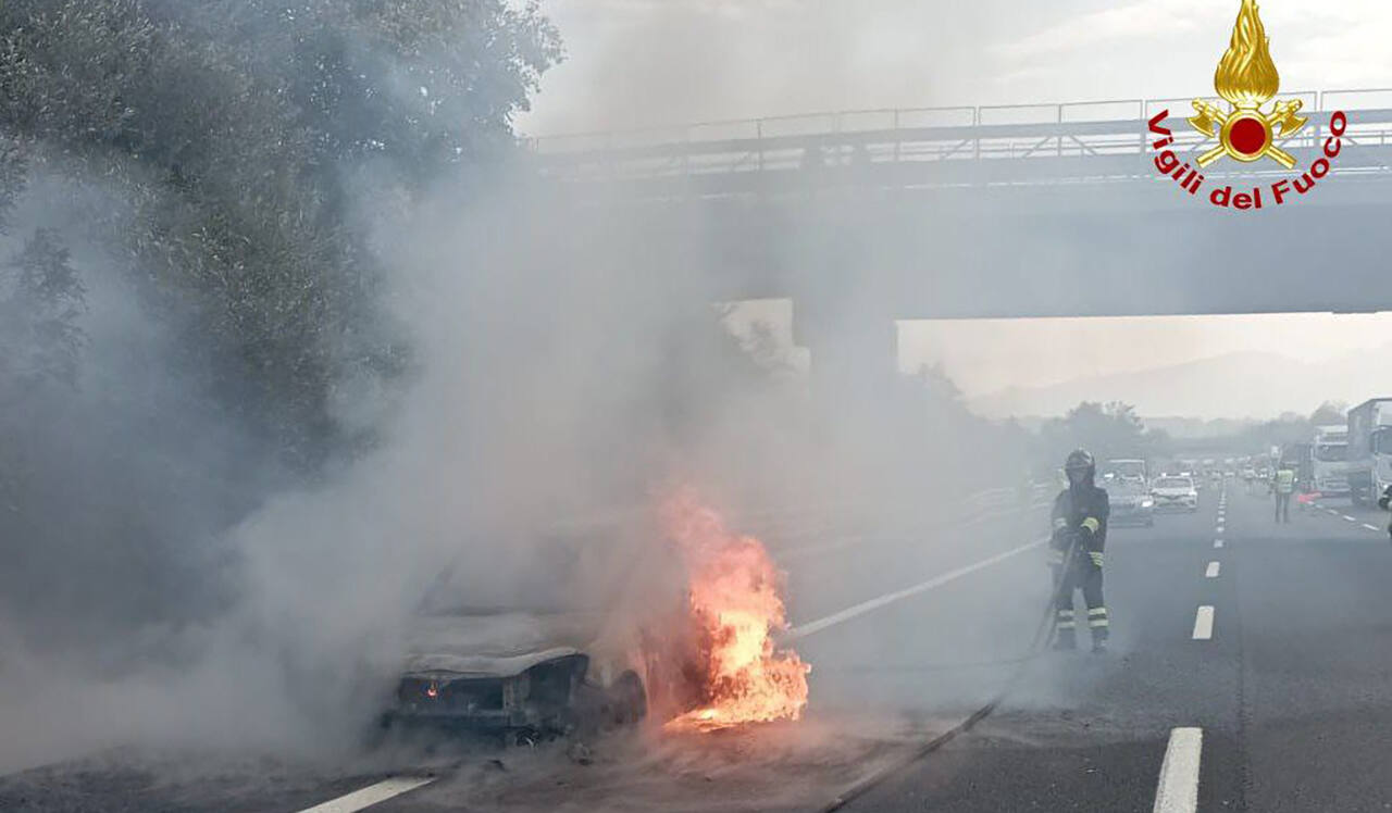 La squadra dei vigili del fuoco di Fermo è intervenuta lungo il tratto autostradale, in direzione nord, nel comune di Porto Sant’Elpidio