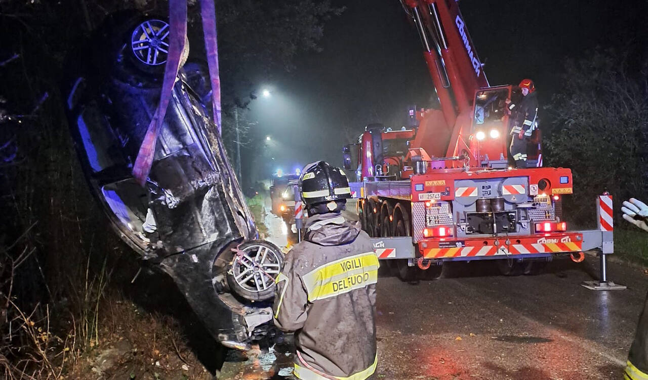 Il recupero dell'auto volata giù dal ponte a San Severino Marche