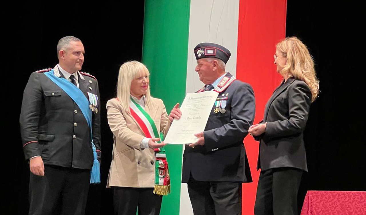 Al maresciallo maggiore Decio Bianchi, settempedano, presidente della sezione cittadina dell’Associazione Nazionale Carabinieri, l’onorificenza di Cavaliere dell’Ordine al Merito della Repubblica Italiana (Foto: Comune di San Severino)