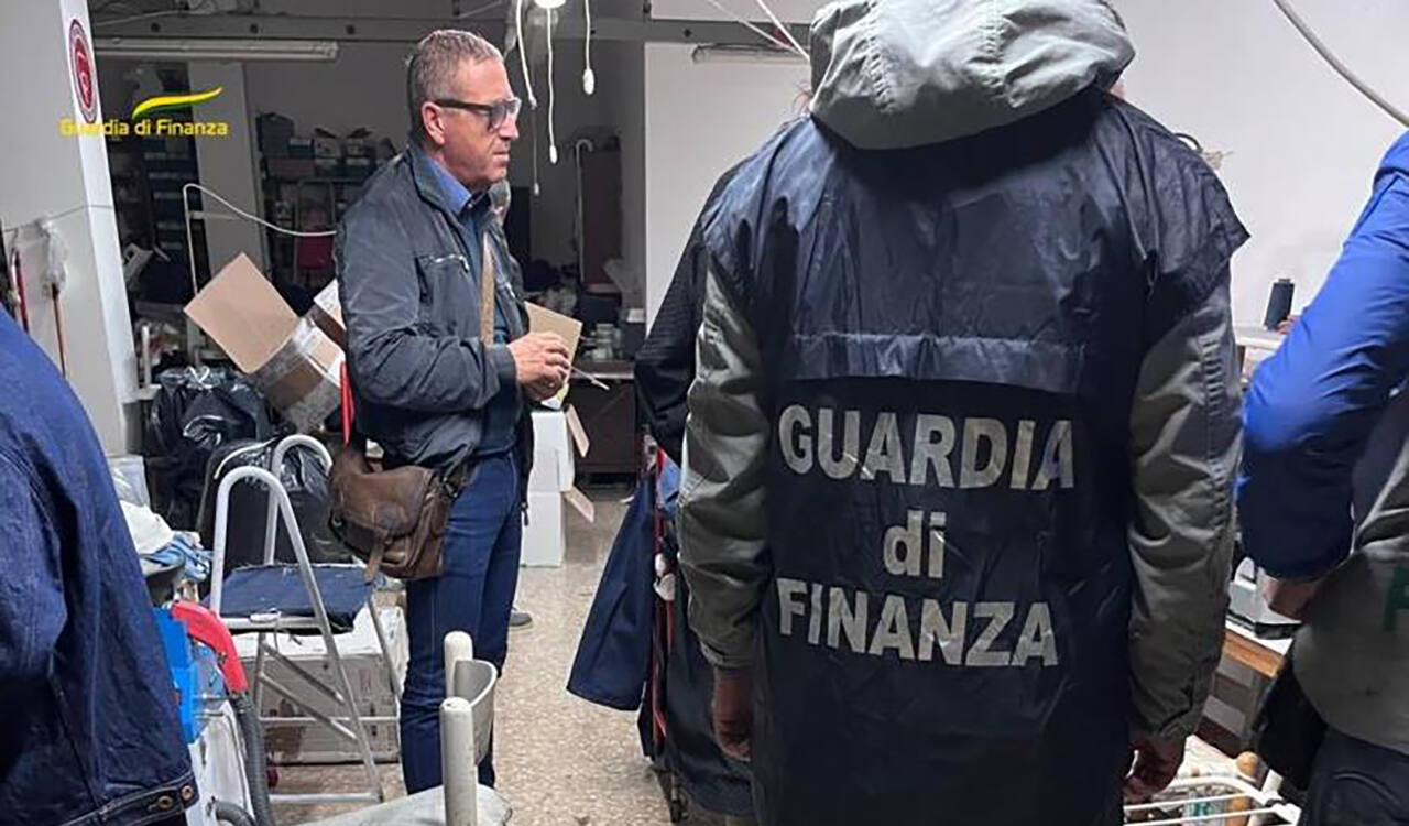 Chiusi due laboratori tessili nel Senigalliese dalla guardia di finanza