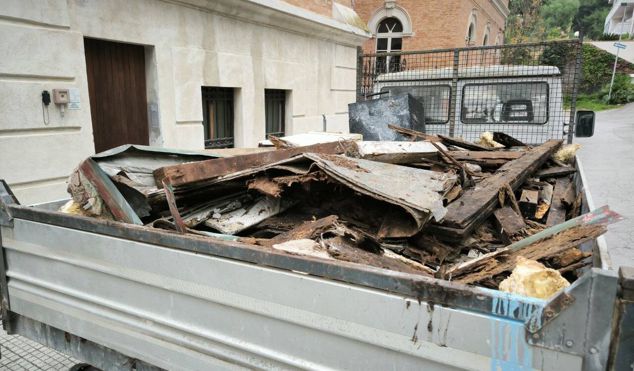 Il mezzo sequestrato dalla polizia locale di Falconara Il mezzo sequestrato dalla polizia locale di Falconara (Foto: Comune di Falconara)