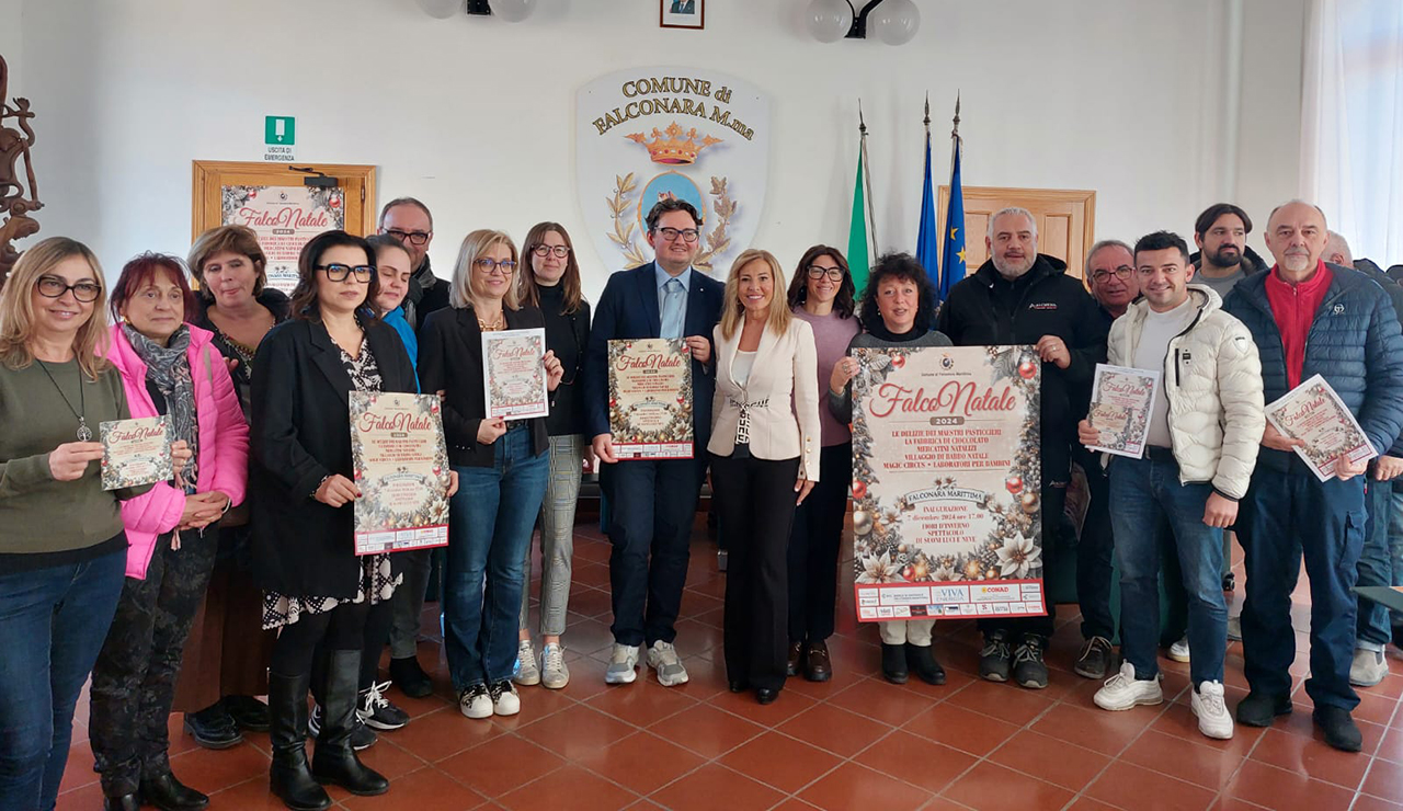 Nella foto il sindaco Signorini, gli assessori Giacanella e Orologio con alcuni rappresentanti di associazioni e sponsor che hanno contribuito a realizzare il cartellone natalizio