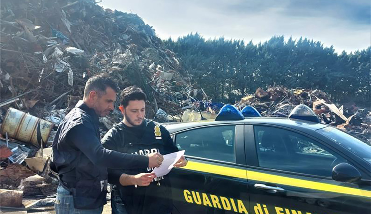 Falconara, il capannone era una discarica abusiva di amianto e rifiuti speciali. Denunciato il responsabile