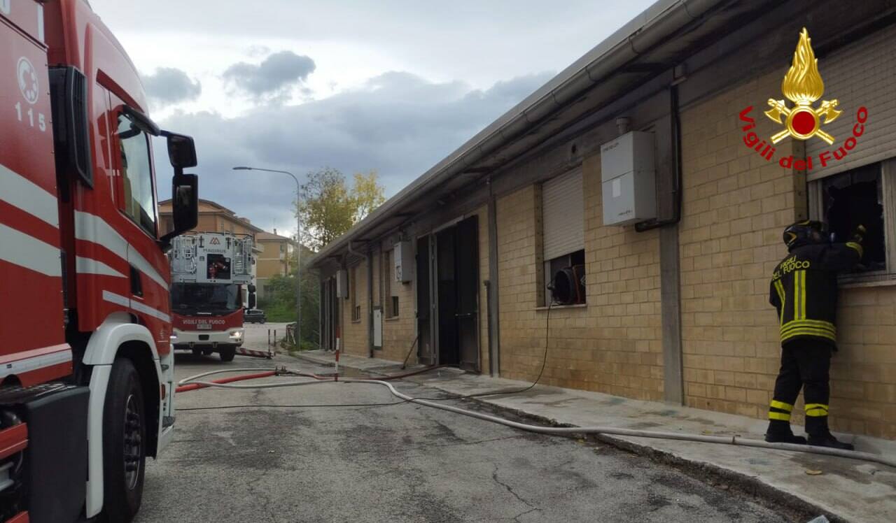 I vigili del fuoco sono intervenuti per l’incendio divampato in un capannone in strada Fonte Rotta a Grottazzolina