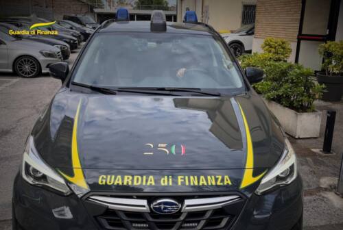 Civitanova, controlli della guardia di finanza: sequestrati 3.300 capi di abbigliamento