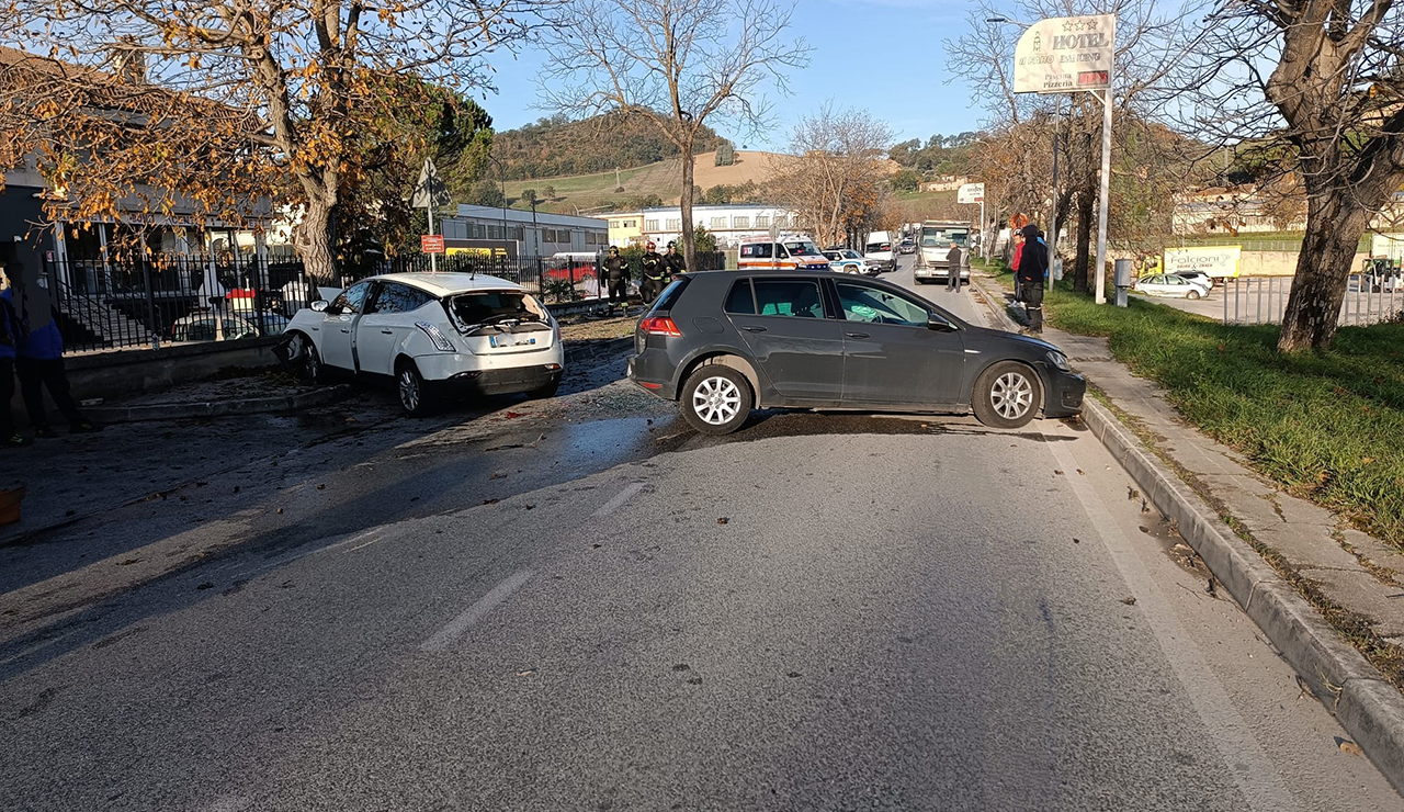 San Severino Marche, schianto tra due auto in viale Merloni a Taccoli. Feriti i conducenti