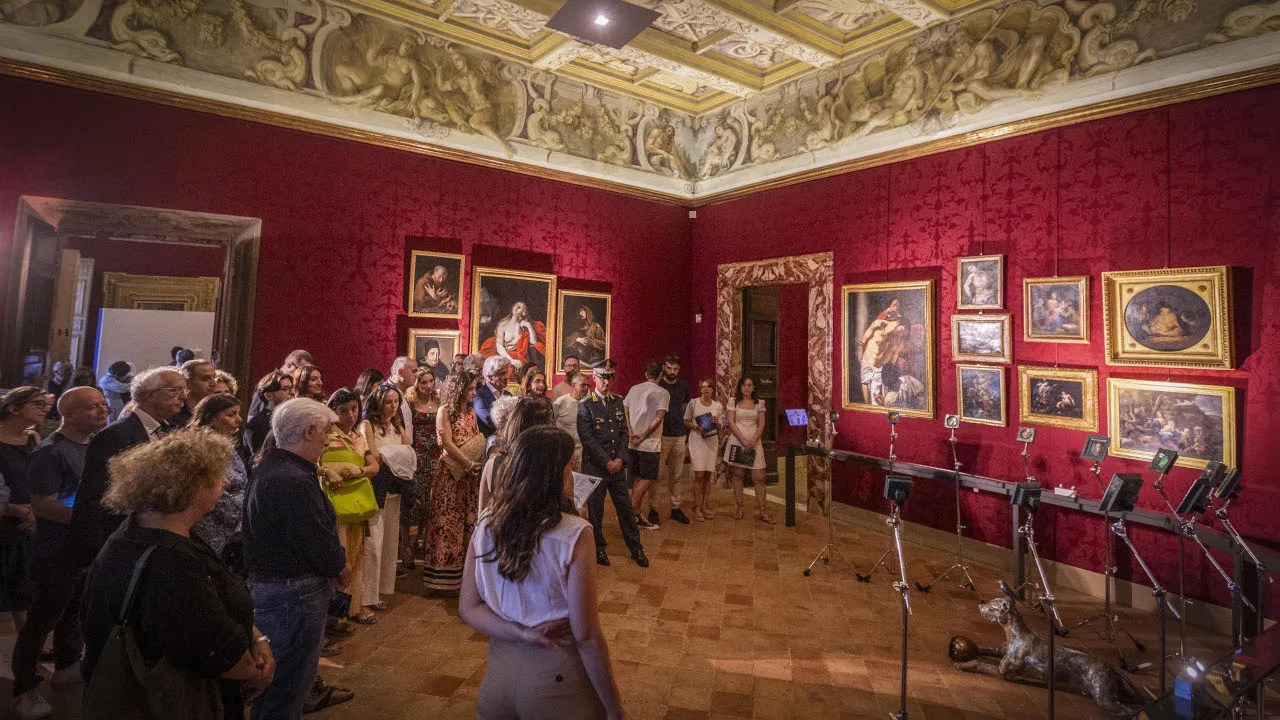 La mostra Vis-à-vis allestita a Palazzo Buonaccorsi a Macerata (Foto: Comune di Macerata)