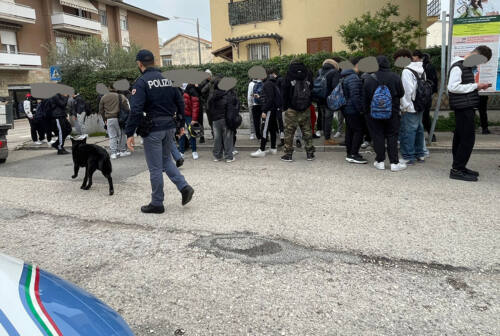 Ancona, “Educhiamo insieme alla legalità “: Poliziotti di Quartiere e Cinofili nelle scuole